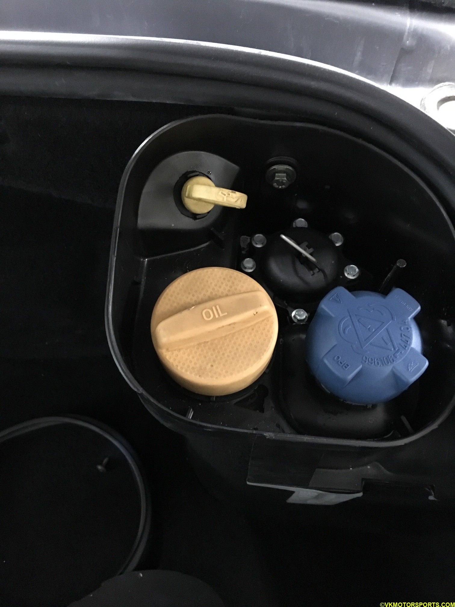 Figure 16. Engine oil cover in the rear trunk