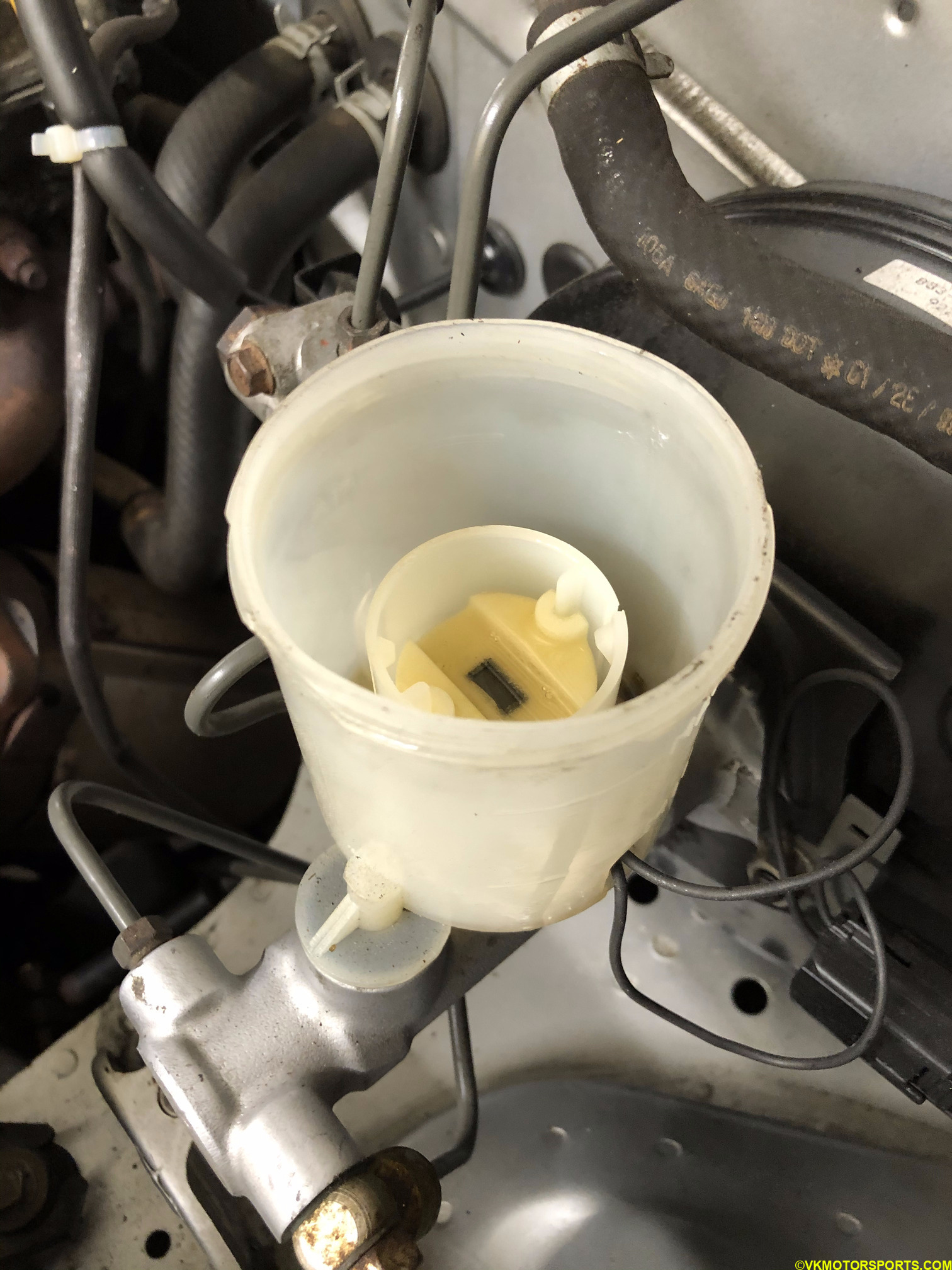 Empty brake fluid reservoir